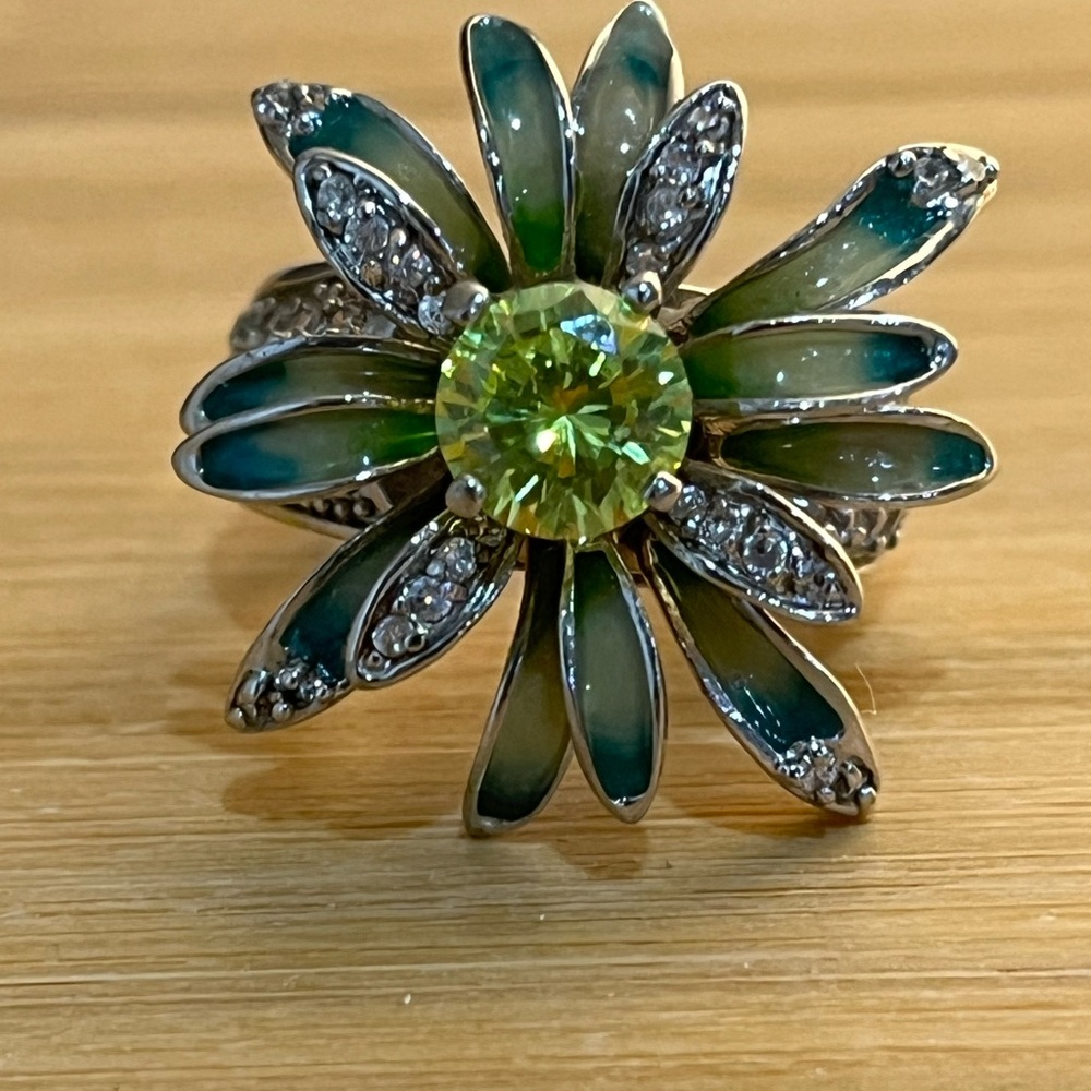Cocktail Green and Silver Petal Ring